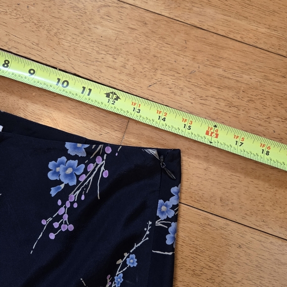 ANN TAYLOR WOMEN'S 100% SILK BLUE FLORAL SKIRT SIZE 12 - Picture 4 of 6